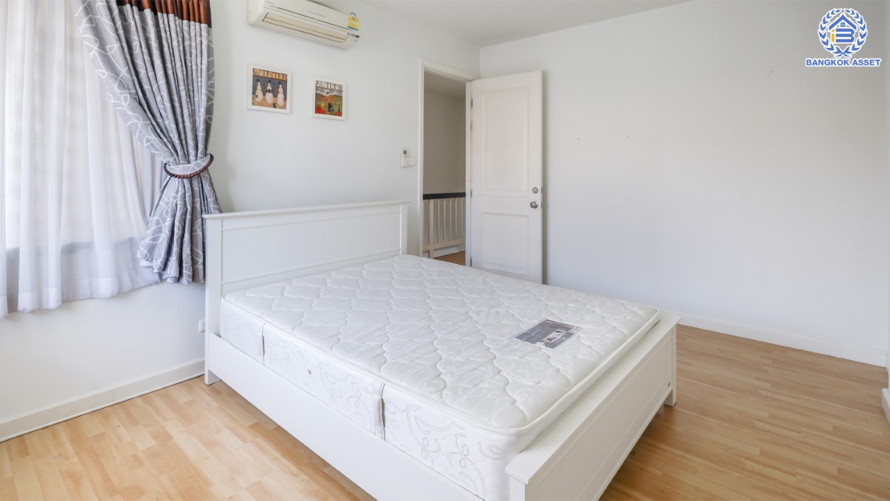 บ้านมือสองตกแต่งใหม่ ทาวน์โฮม 3 ชั้นหลังใหญ่ ม.พลัสซิตี้พาร์ค สนามบินน้ำ เนื้อที่ 22.9 ตร.ว. ฟังก์ชัน 3 ห้องนอน 3 ห้องน้ำ จอดรถได้ 2 คัน บนทำเลโซนเมือง! ใกล้สถานที่ราชการหลายแห่ง เซ็นทรัลรัตนาธิเบศร์ และรถไฟฟ้า "สถานีแยกนนทบุรี1"